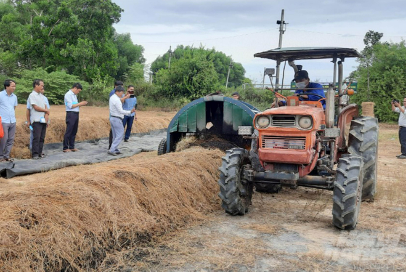 Cơ giới hóa sản xuất phân bón hữu cơ từ rơm