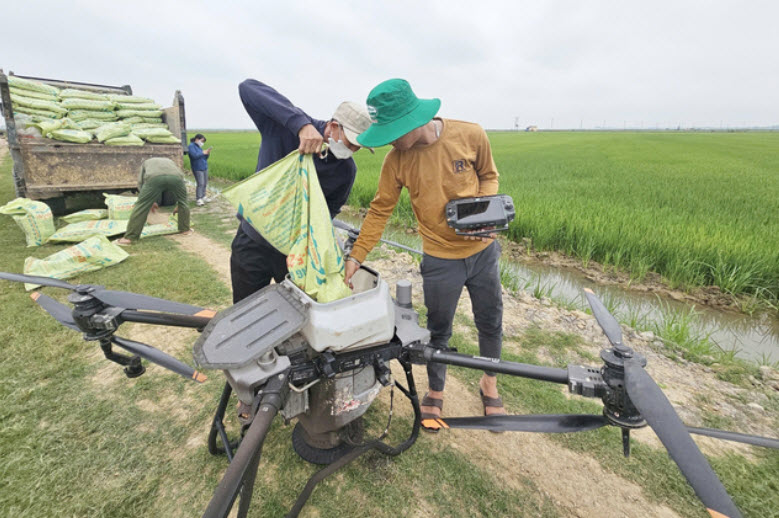 Nhìn lại thắng lợi vụ hè thu: Cánh đồng ‘không dấu chân’ và những nông dân có tiền tỷ